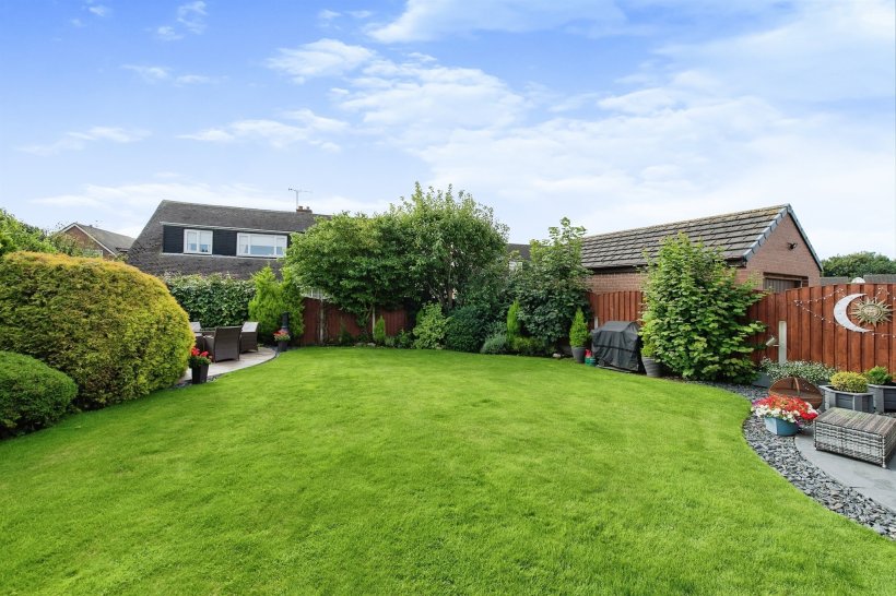 Holywell Lane, Castleford 2 bedroom detached bungalow Holroyds Estate Agents