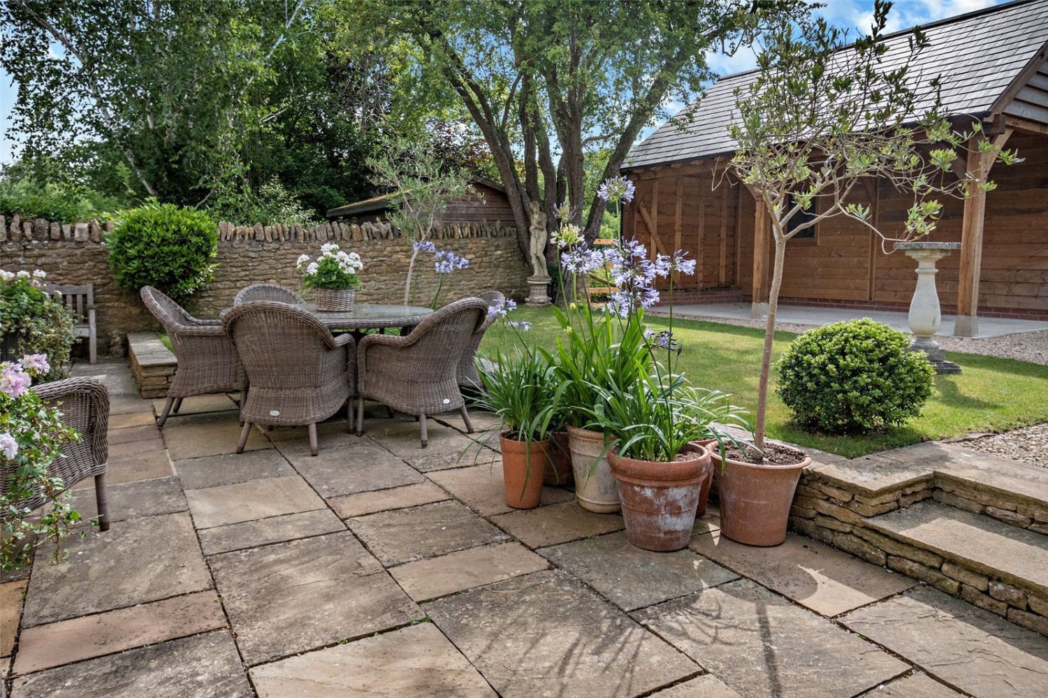 JacksonStops 3 bedroom property for sale in London Lane, Ascott