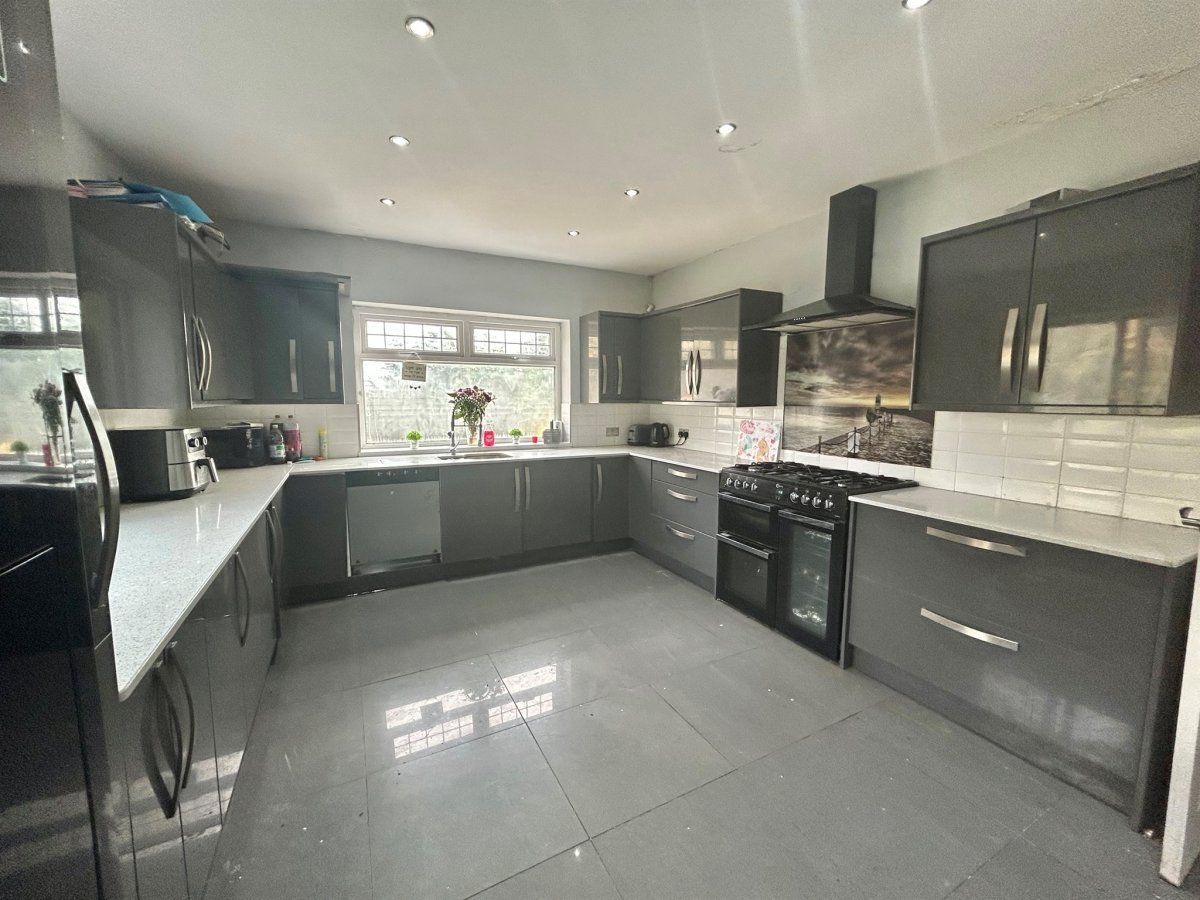 5 bedroom property for sale in Senghenydd, Senghenydd, Caerphilly £