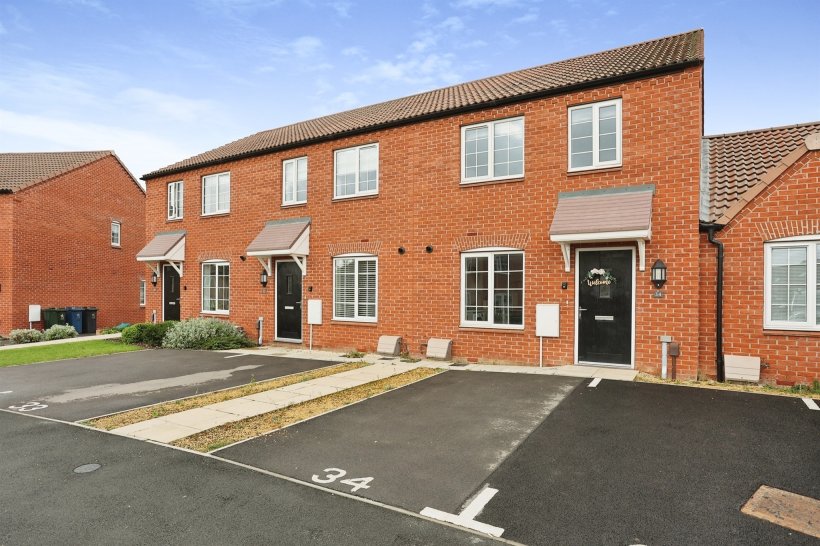 Robinson Close, Edwalton, Nottingham 3 bedroom end of terrace house