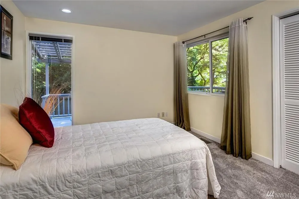 7704 88th Pl SE, Mercer Island, WA 98040