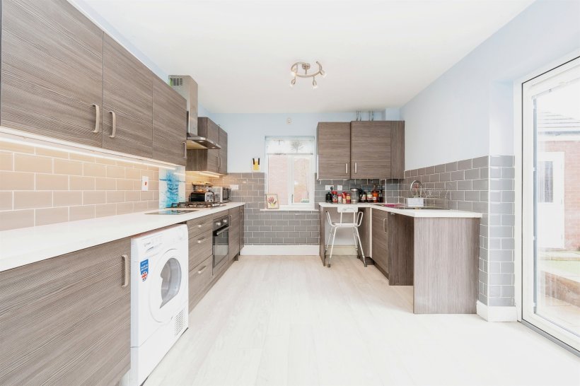 Simms Close, Wootton, BEDFORD 3 bedroom detached house Holroyds