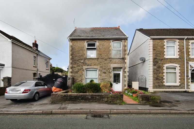 4 bedroom property for sale in Afon Road, Llangennech, Llanelli