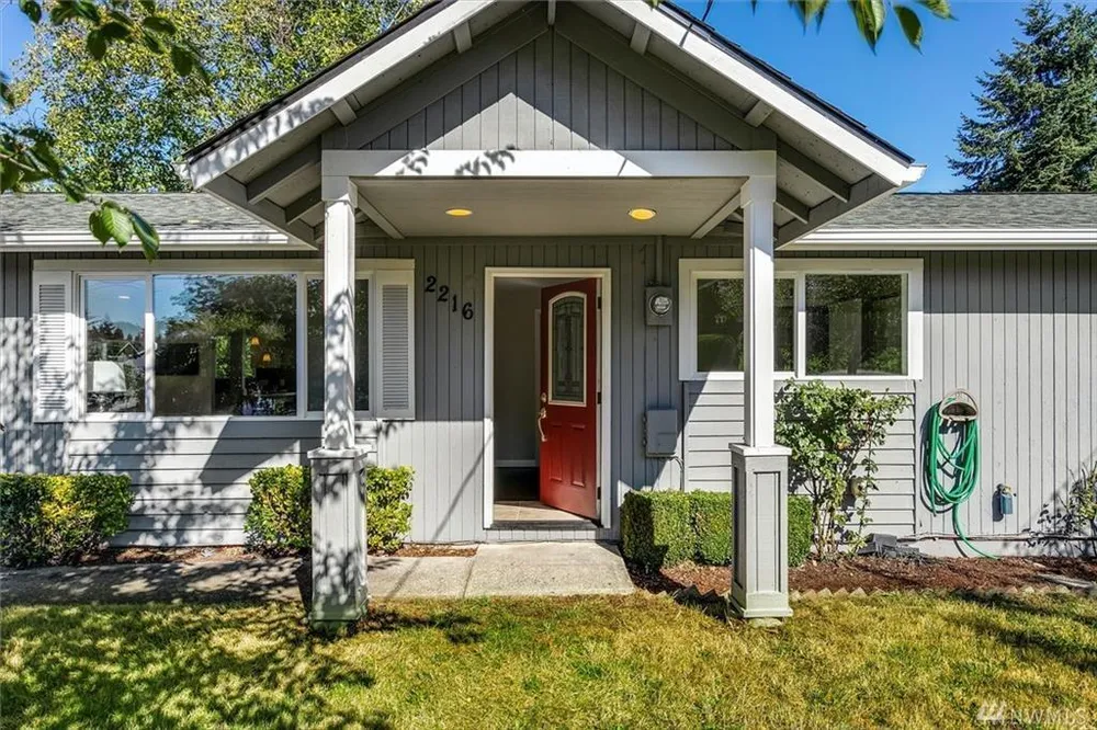 2216 SW 332nd St, Federal Way, WA 98023