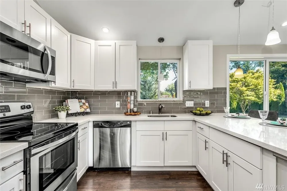 2216 SW 332nd St, Federal Way, WA 98023