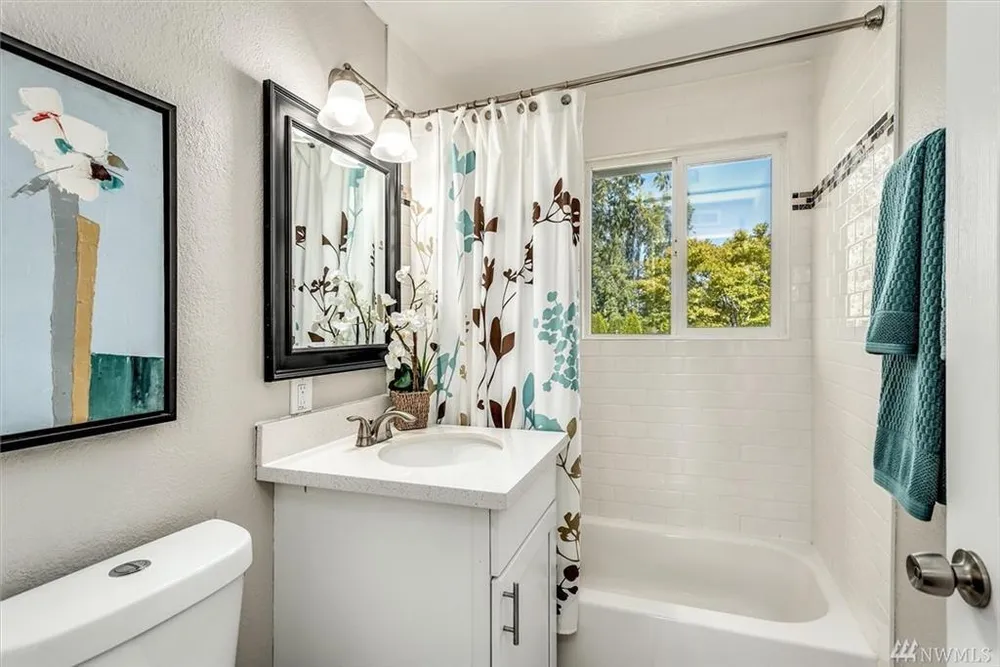 2216 SW 332nd St, Federal Way, WA 98023