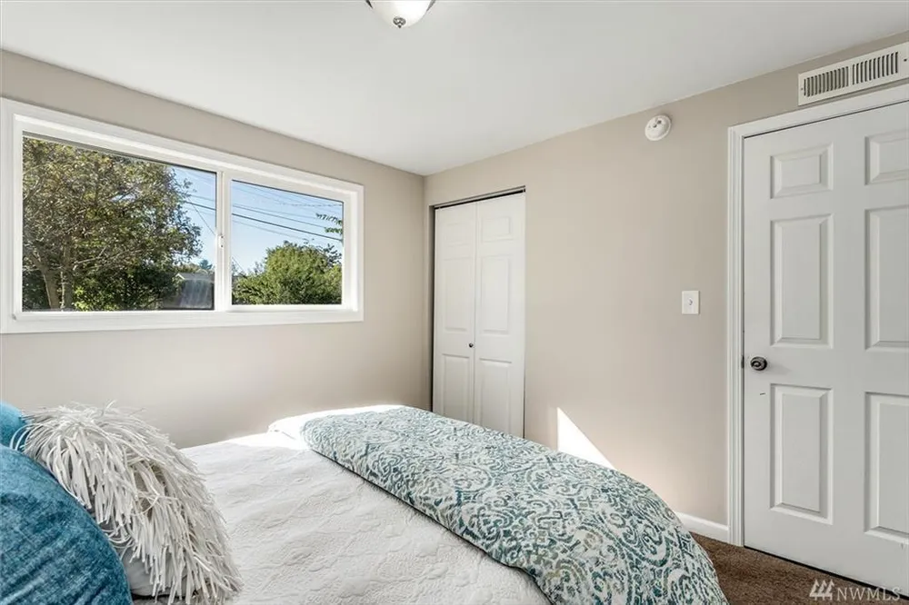 2216 SW 332nd St, Federal Way, WA 98023