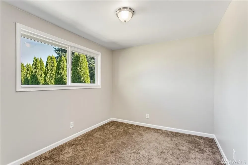 2216 SW 332nd St, Federal Way, WA 98023