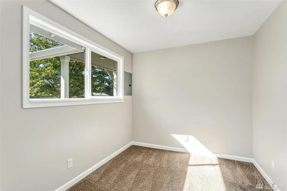 2216 SW 332nd St, Federal Way, WA 98023