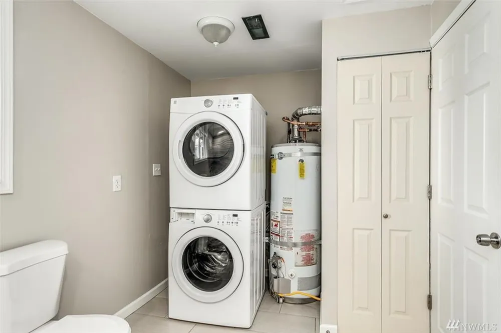 2216 SW 332nd St, Federal Way, WA 98023
