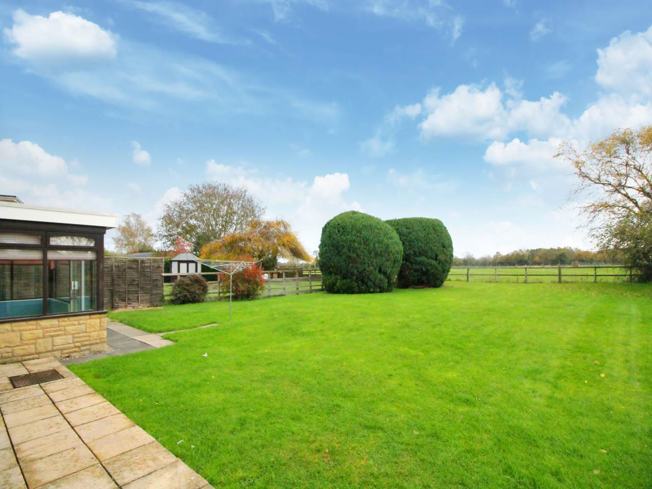 3 bedroom property to let in Manor Road, Wickhamford, Evesham £1,395 pcm