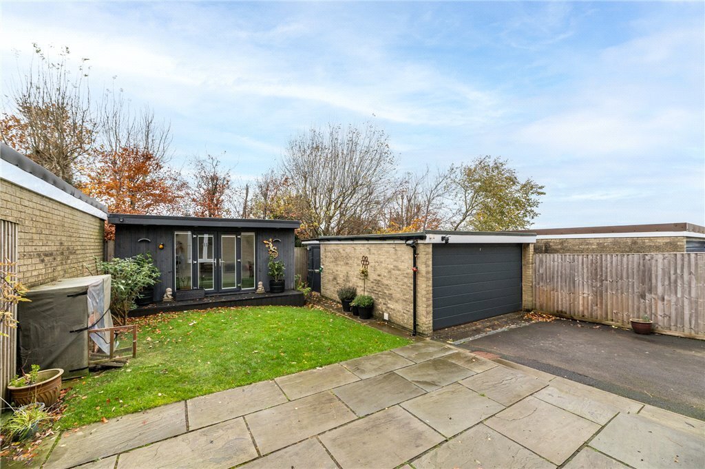 4 bedroom property for sale in Sunningdale Crescent, Cullingworth