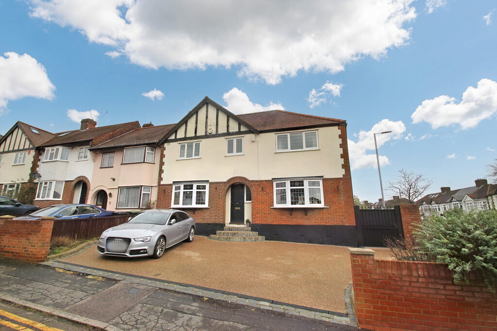 5 bedroom property for sale in Holly Close, Buckhurst Hill Offers in