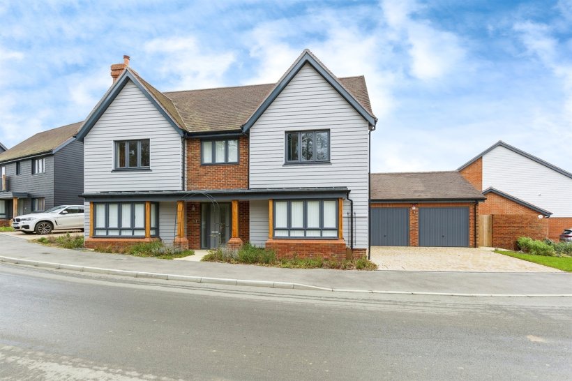 Cordingley Drive, Pease Pottage, Crawley 4 bedroom detached house