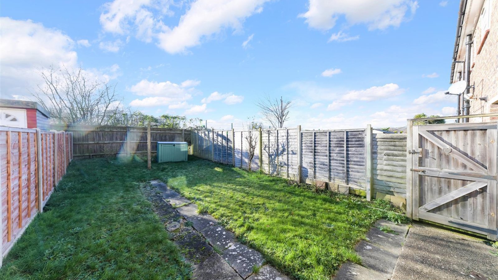 2 bedroom property for sale in Taynton Drive, Merstham, Redhill £350,000