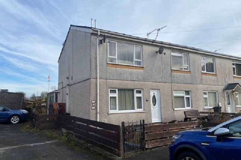 2 bedroom property for sale in The Gardens, Ystalyfera, Swansea. £62,500
