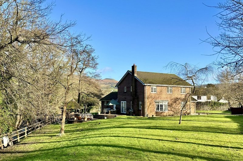 4 bedroom property for sale in Llangattock, Crickhowell, Powys. £825,000