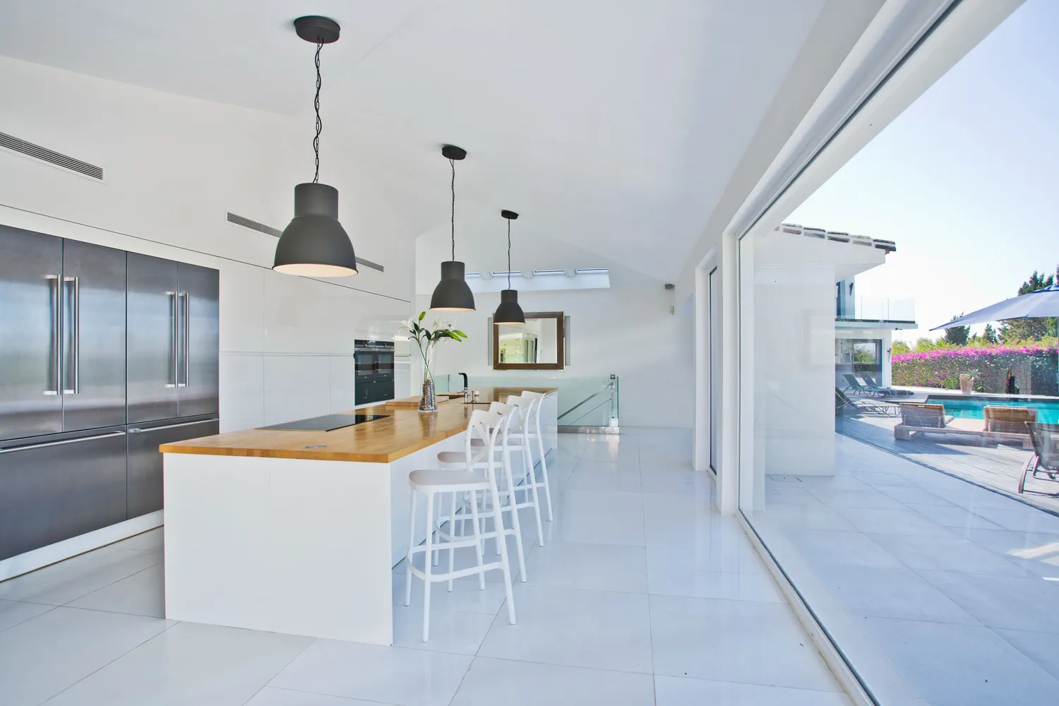 Marbella East, Marbella, GU21 photo 15
