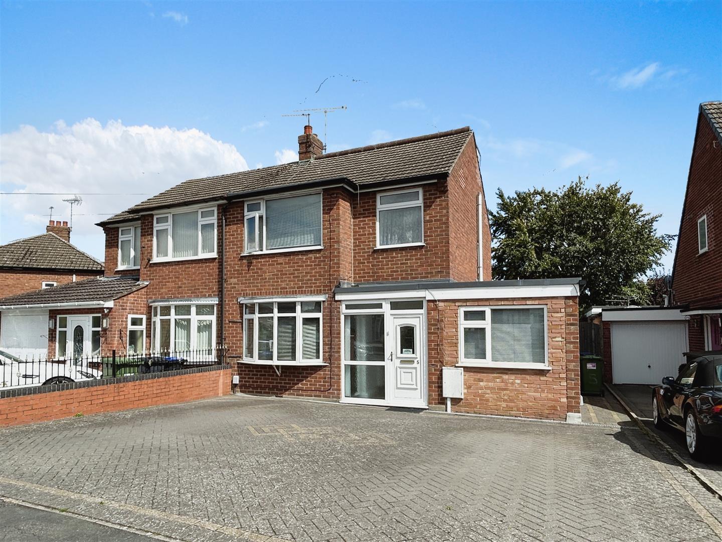 4 bedroom property for sale in Chandlers Road, Whitnash, Leamington Spa Offers over £375,000
