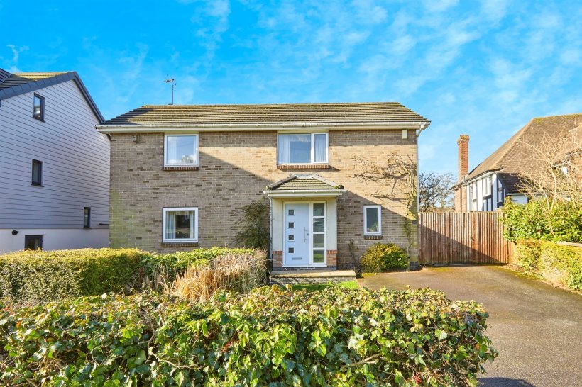 Evans Avenue, Allestree, Derby 3 bedroom detached house Bagshaws