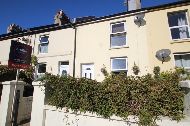 2 bedroom property for sale in East Street, Littlehampton £250,000