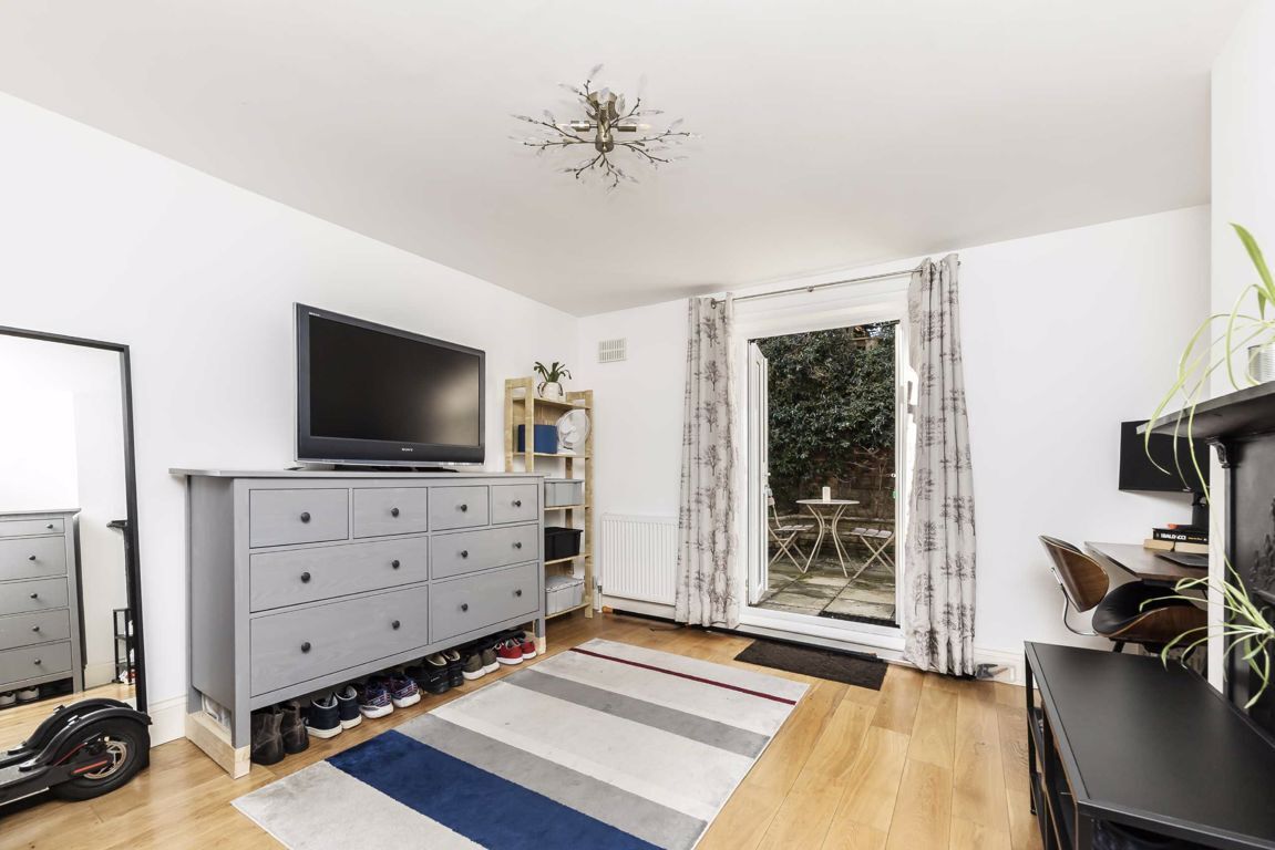 Jacksons 2 bedroom property for sale in St. Alphonsus Road, Clapham