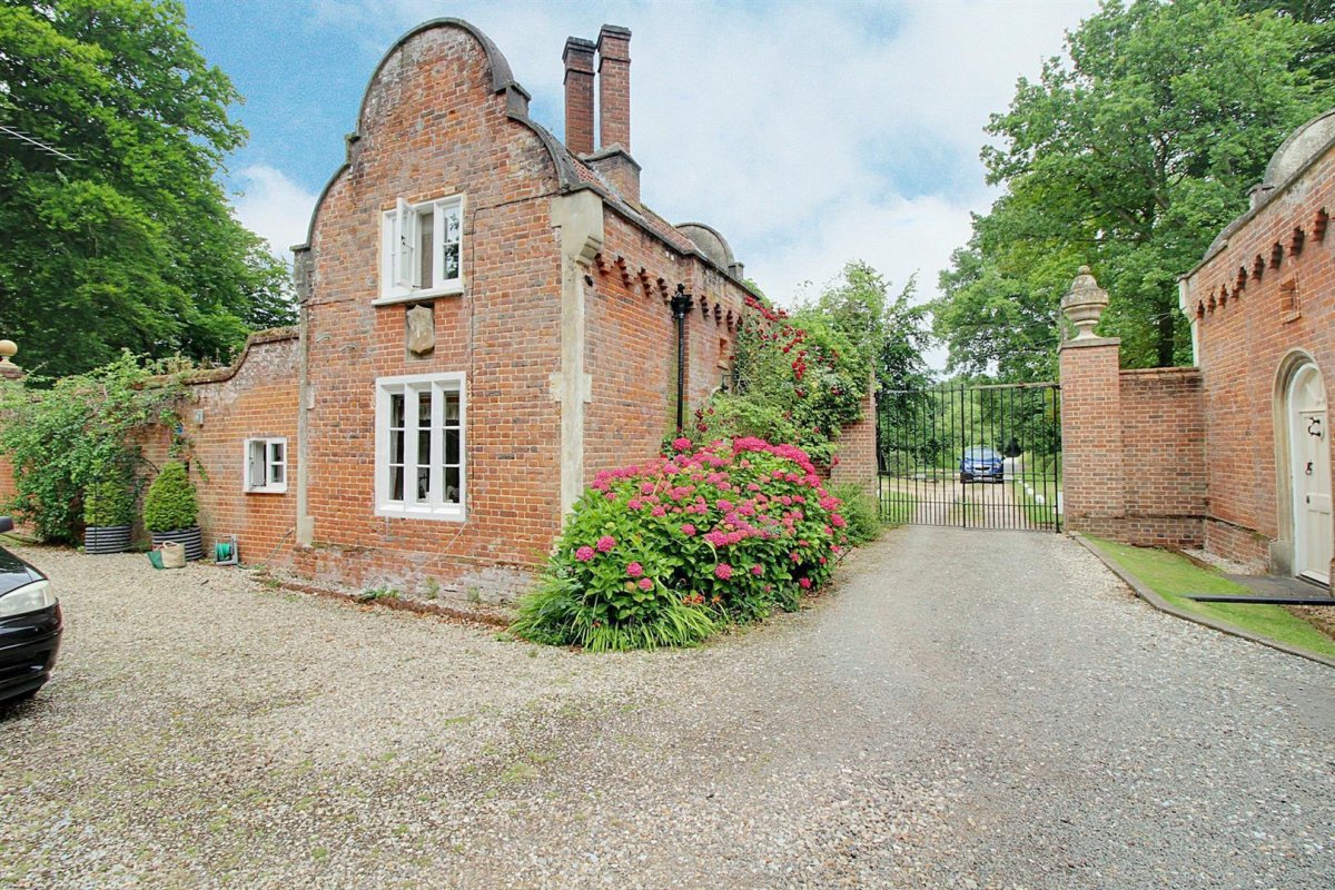 2 bedroom property to let in Heydon, Norwich £900 pcm