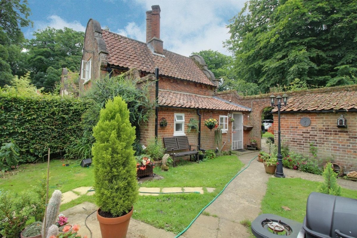 2 bedroom property to let in Heydon, Norwich £900 pcm