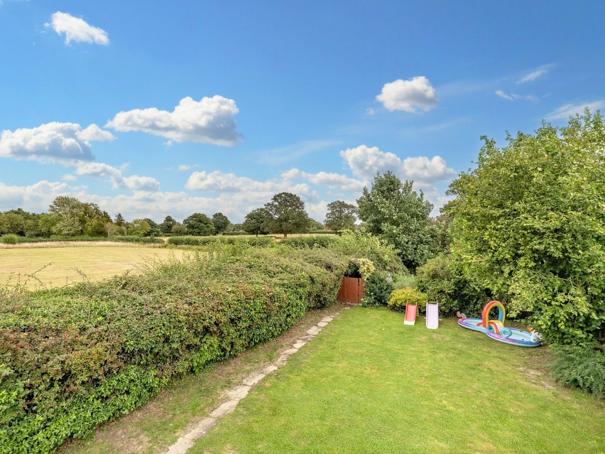 3 bedroom property for sale in Norwood Hill Road, Charlwood, Horley