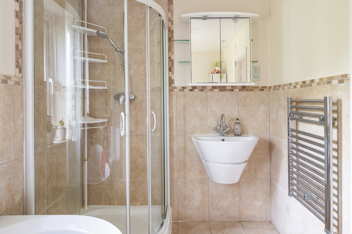 5 bedroom property for sale in Road, Horley, Surrey, RH6 £