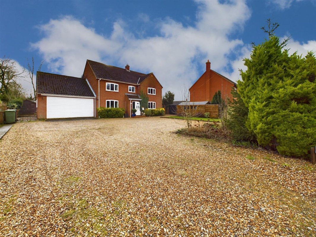 5 bedroom property for sale in Dereham Road, Scarning Guide price £