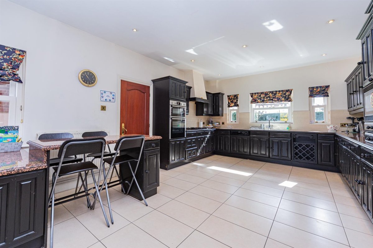 5 bedroom property for sale in Roundhill, Kirby Muxloe, Leicestershire