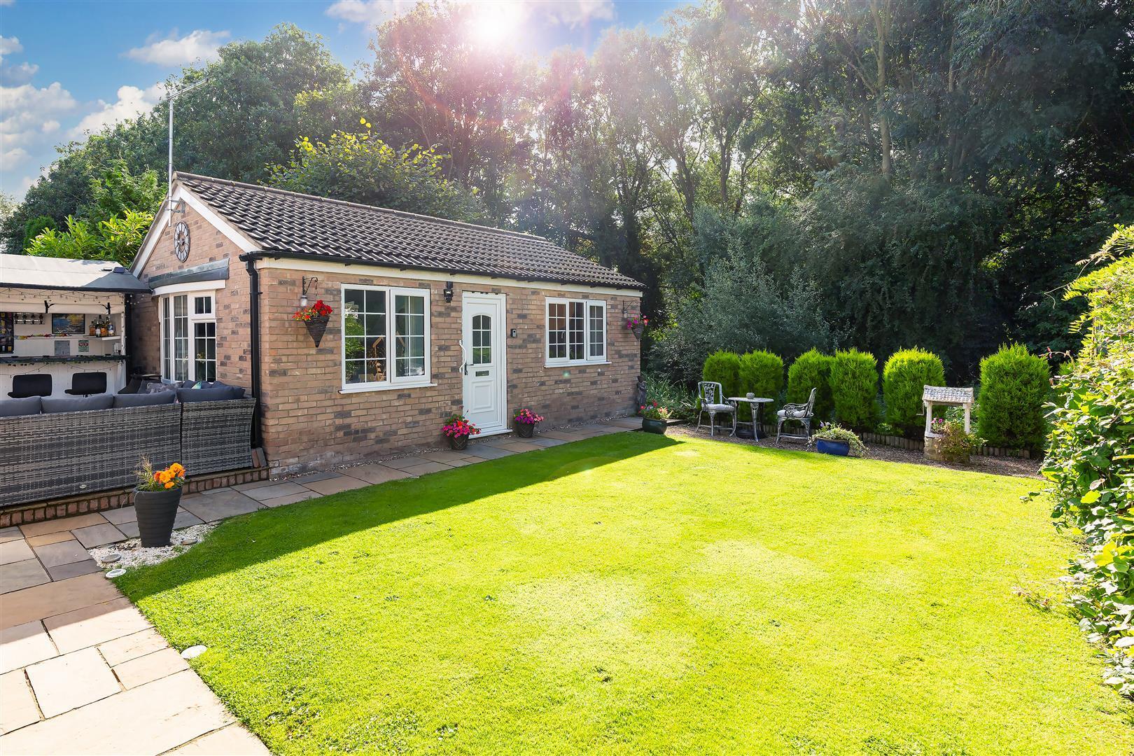 5 bedroom property for sale in Willow Park Road, Wilberfoss, York £