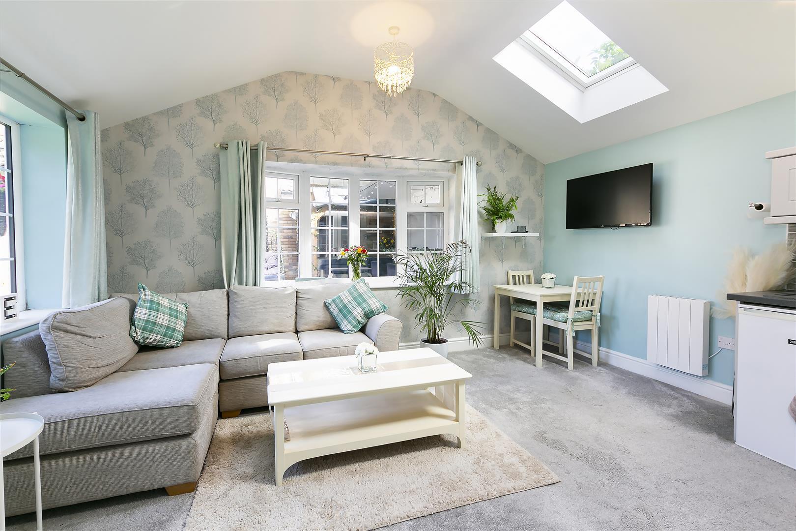 5 bedroom property for sale in Willow Park Road, Wilberfoss, York £