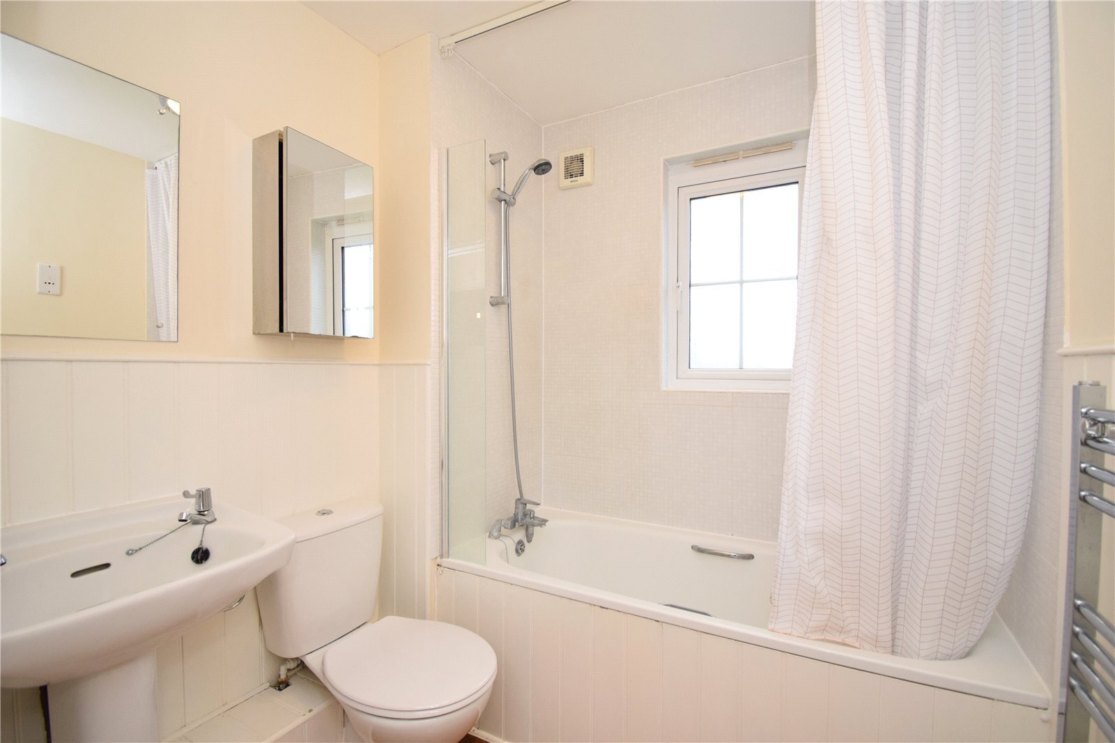 2 bedroom property to let in Combe Walk, Devizes, Wiltshire, SN10 £