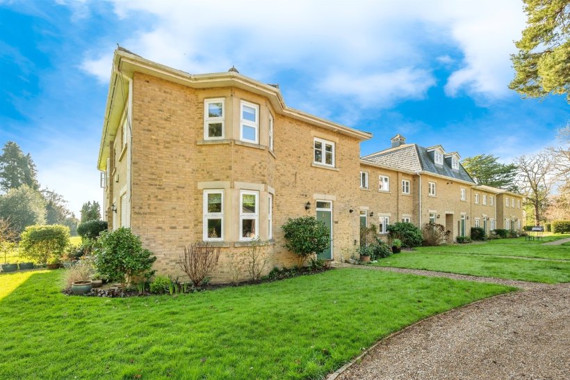 Hall Road, Blofield, Norwich 2 bedroom end of terrace house