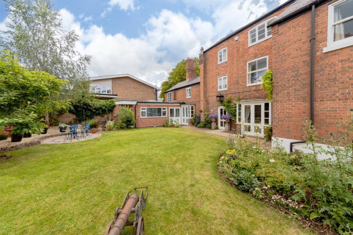 6 bedroom property for sale in 5 BEDS & ANNEXE Upper Church Street