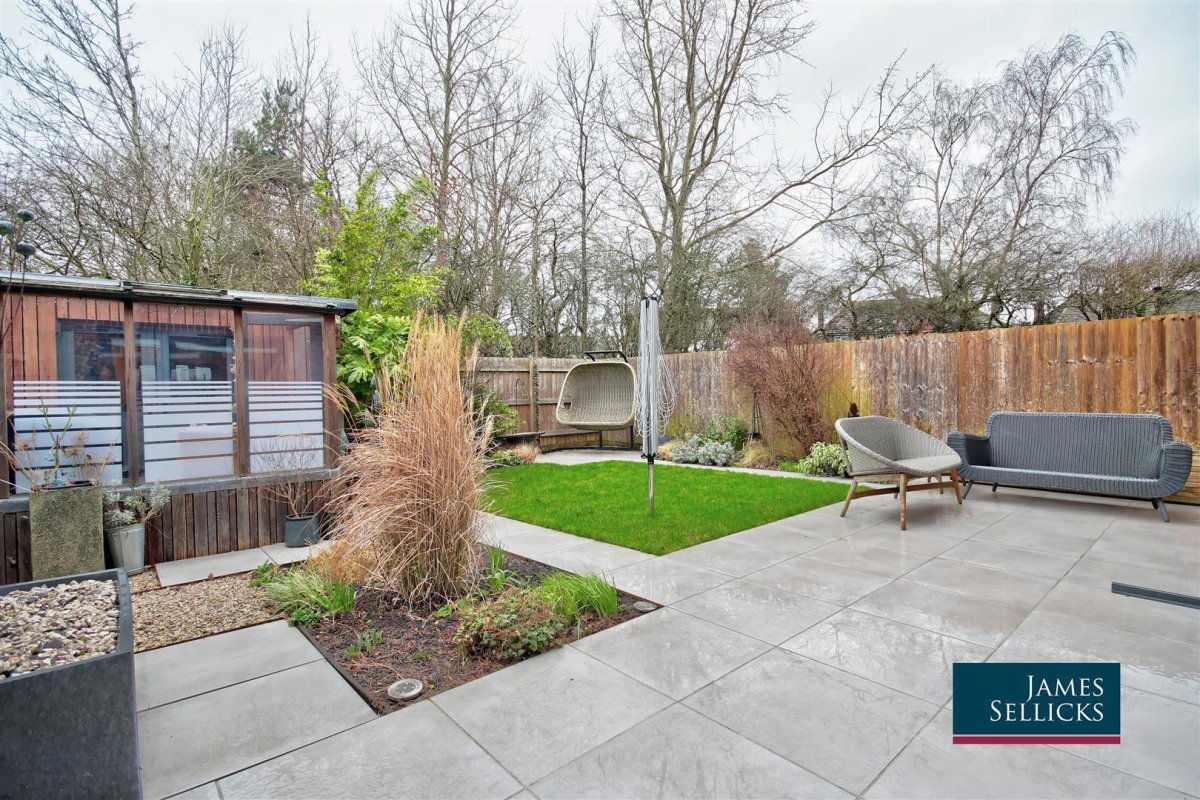 3 bedroom property for sale in The Hawthorns, Lubenham, Market