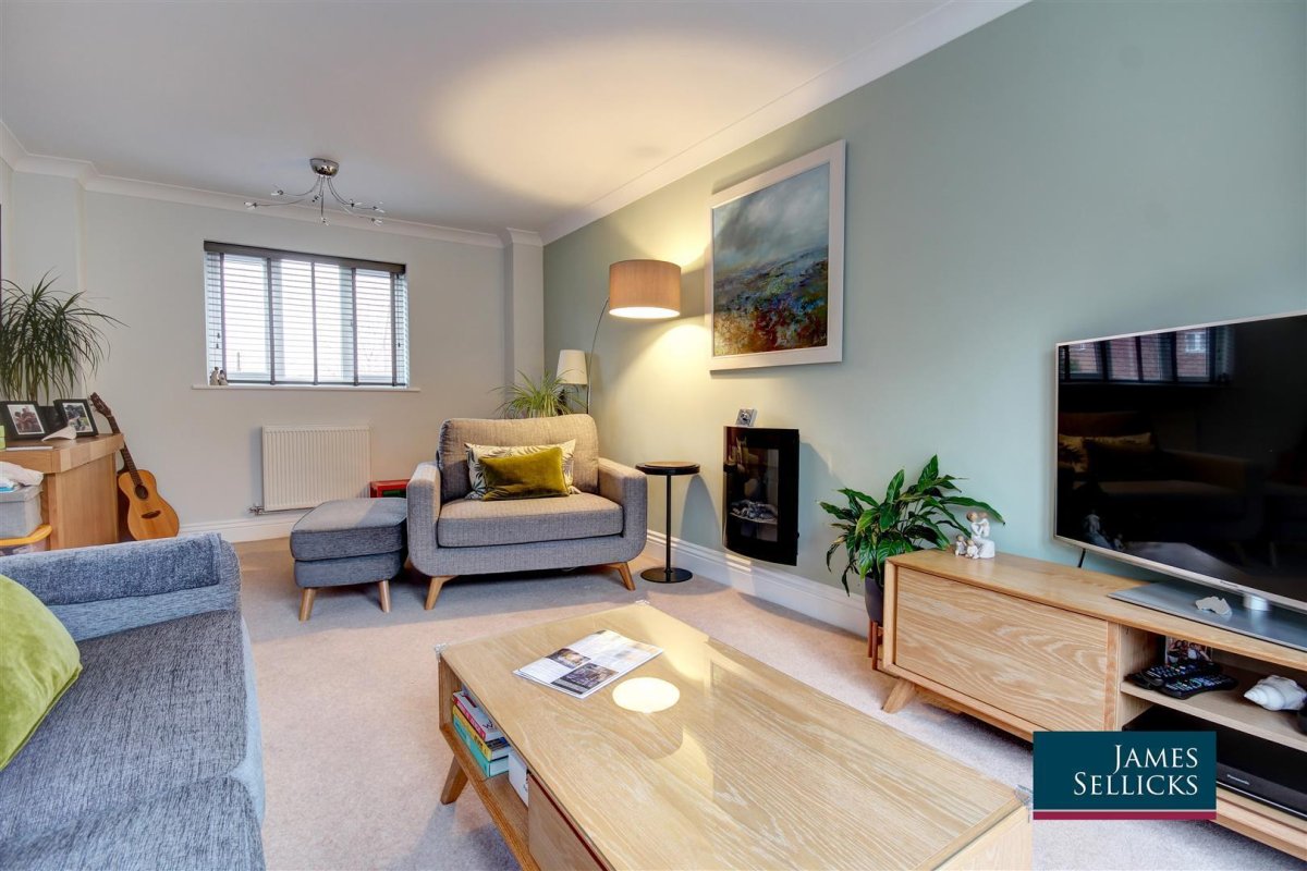 3 bedroom property for sale in The Hawthorns, Lubenham, Market