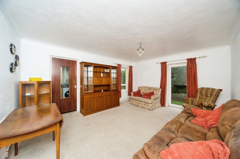 Mill Road, Eastbourne 2 bedroom ground floor flat Fox & Sons