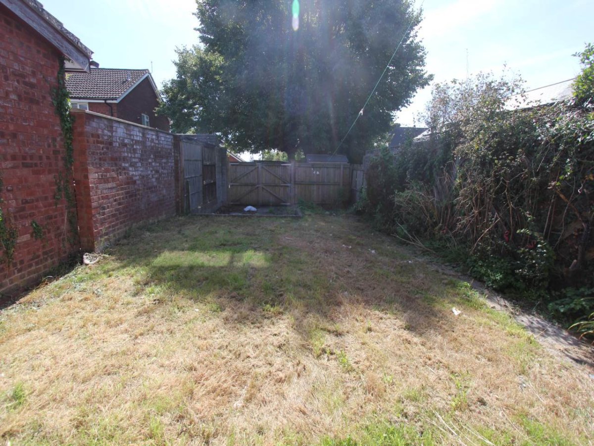 2 bedroom property to let in Meadowcroft, Rhoose, Vale of £895 pcm