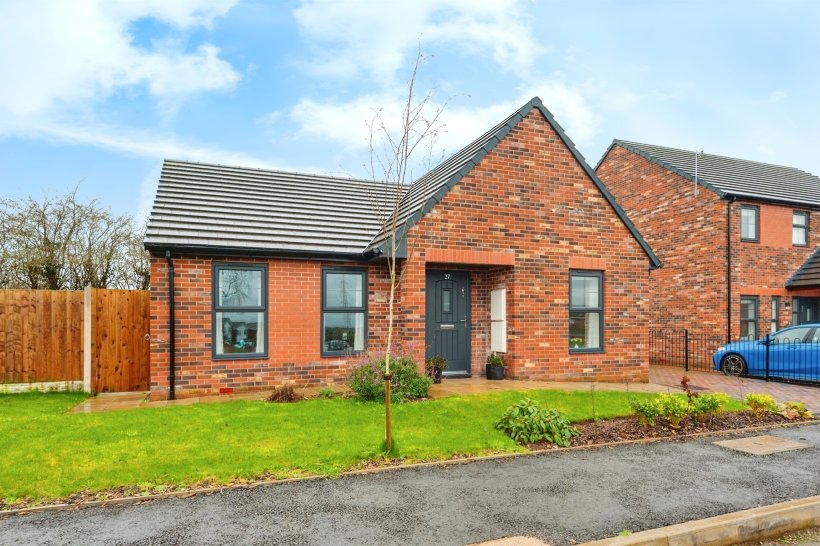 Higher Heyes Drive, Kingsley, Frodsham 2 bedroom detached bungalow