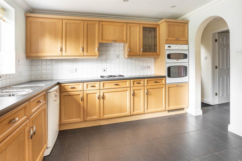 4 bedroom property for sale in Kingston Way, Market Harborough Price