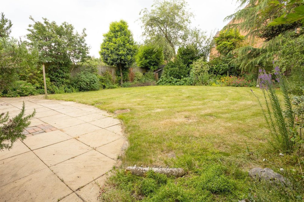 4 bedroom property for sale in Kingston Way, Market Harborough Price