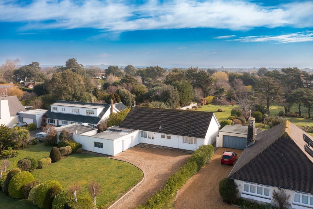 3 bedroom property for sale in Pigeonhouse Lane, Rustington, BN16 £