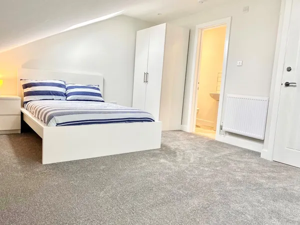 Room 7, Shadwell Road