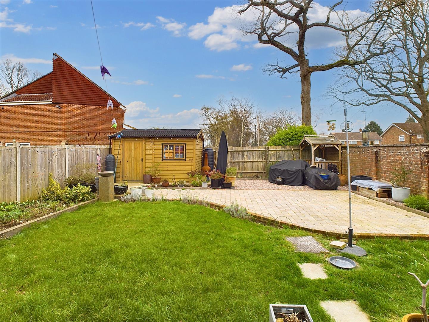 2 bedroom property for sale in Crossways, Three Bridges Guide price £