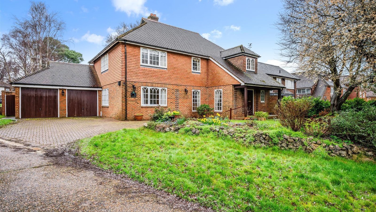 5 bedroom property for sale in South Close Green, Merstham £975,000