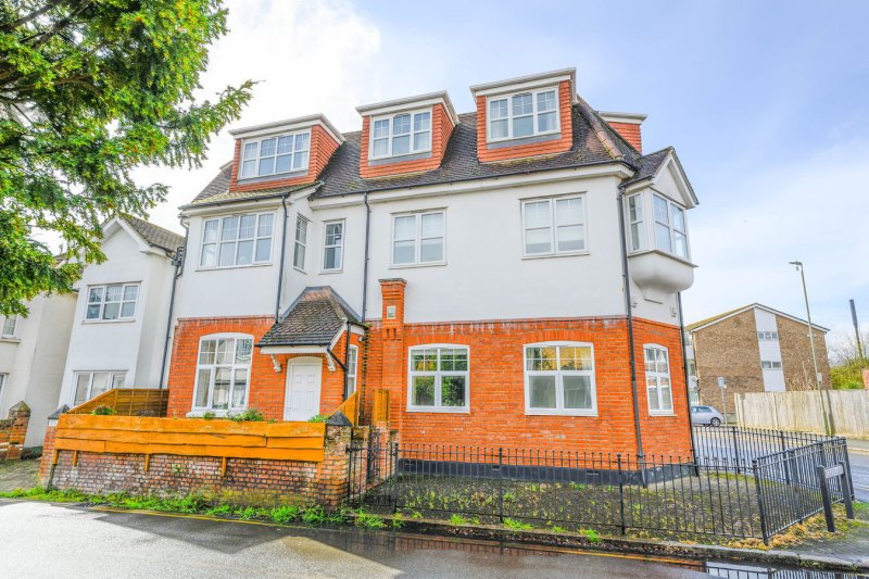 2 bedroom property for sale in Queens Road, Hersham Village, KT12 £