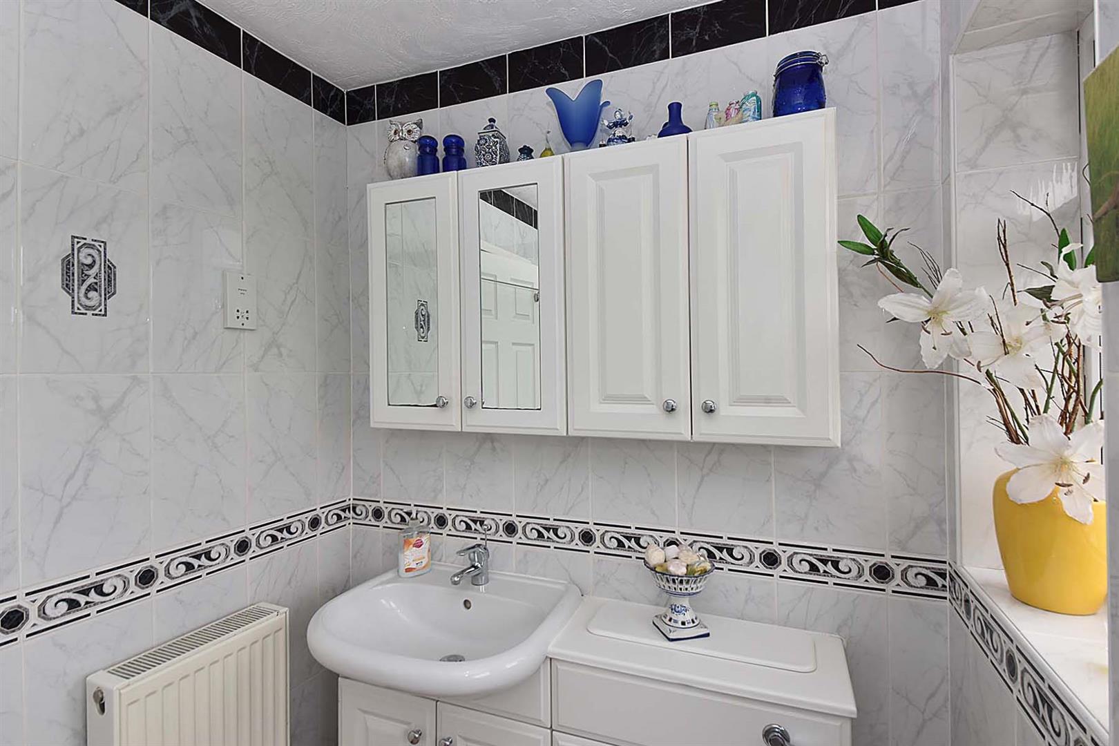 4 bedroom property for sale in Lane, Bosley, Macclesfield £